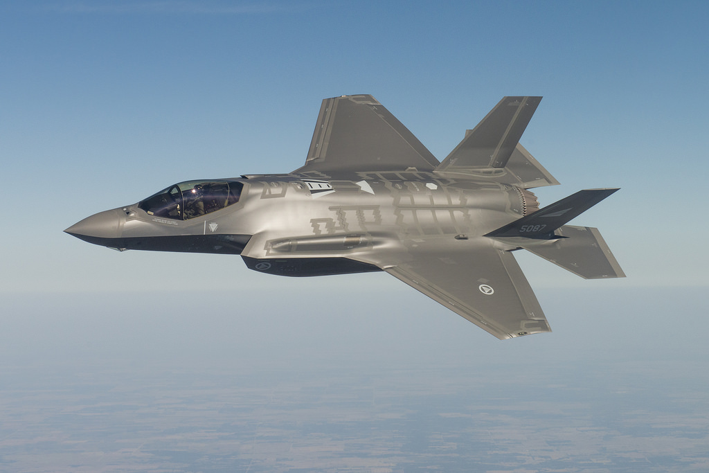 RNoAF-F-35-maneuvering